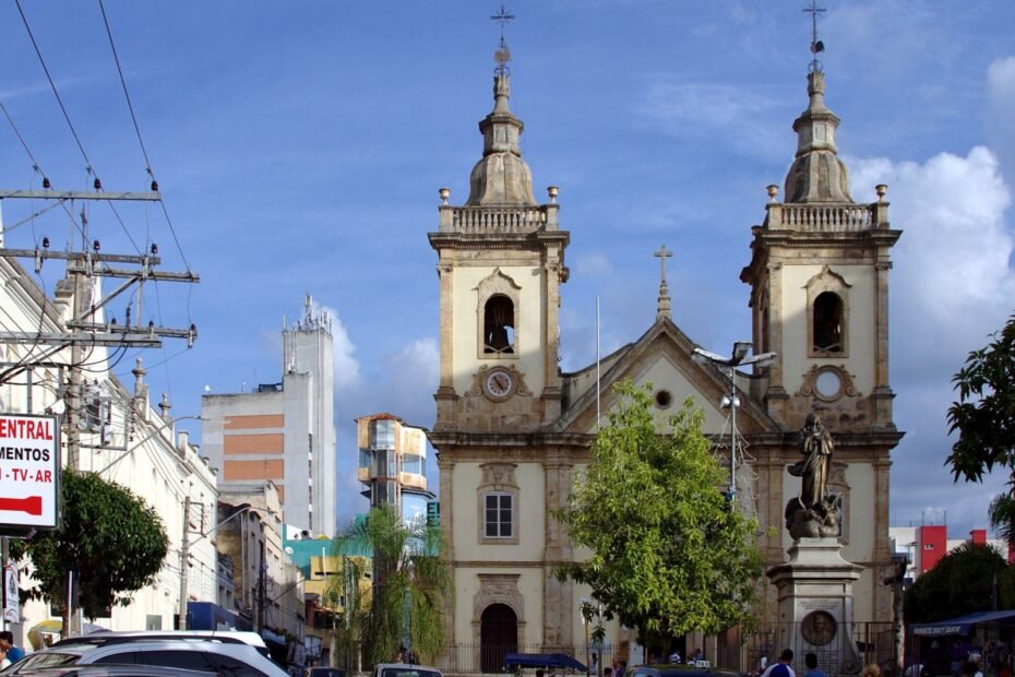 Fachada da Basílica Velha de Aparecida, com duas torres e praça em frente, no centro da cidade (SP)
