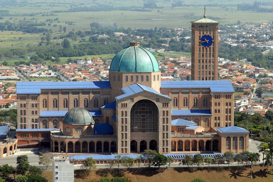 Vista aérea da Basílica de Nossa Senhora Aparecida, com a cidade e o Vale do Paraíba ao fundo (SP)