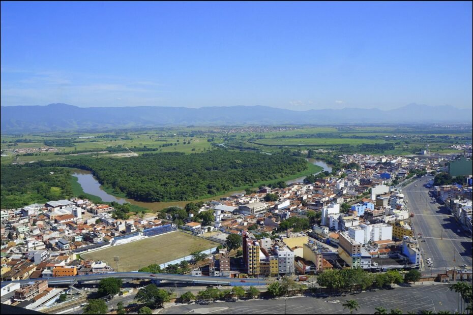 Vista do alto de Aparecida às margens do Rio Paraíba do Sul, com a Serra da Mantiqueira ao fundo (SP)