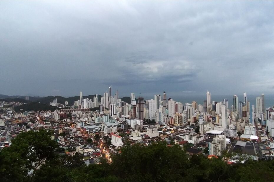 Céu nublado e carregado sobre os prédios de Balneário Camboriú (SC), vistos do mirante do Cristo Luz