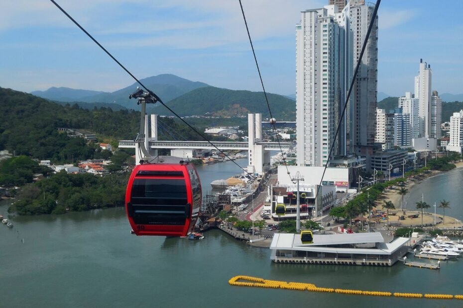Bondinho do Parque Unipraias sobre o Rio Camboriú, com a Estação Barra Sul ao fundo, em Balneário Camboriú (SC)