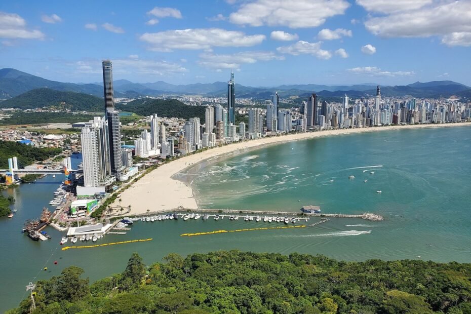 Praia Central e arranha-céus de Balneário Camboriú (SC) vistos do alto do Parque Unipraias, sob céu azul