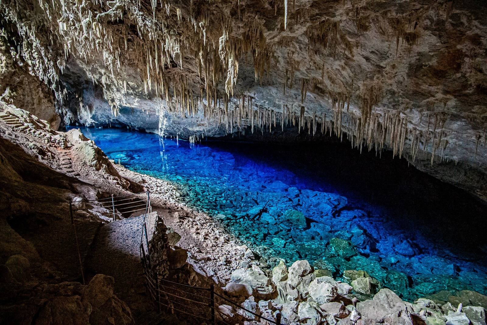 Lago de águas azuis intensas sob estalactites na Gruta do Lago Azul, em Bonito (MS)