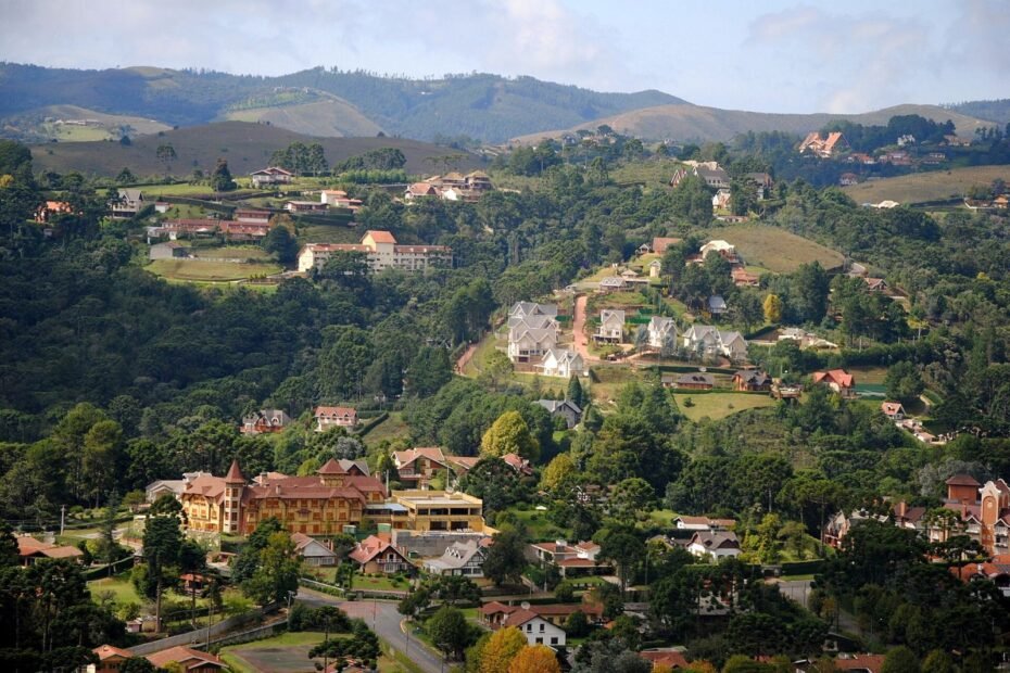 Casas e hotéis em estilo europeu entre matas e montanhas da Serra da Mantiqueira, em Campos do Jordão