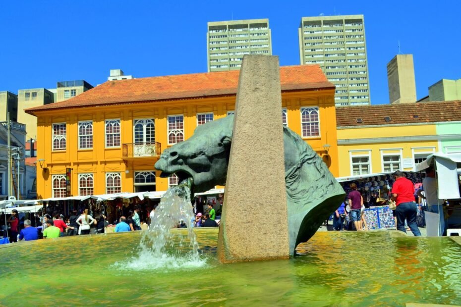 Chafariz do Cavalo e barracas da feira de artesanato de domingo no Largo da Ordem, centro histórico de Curitiba