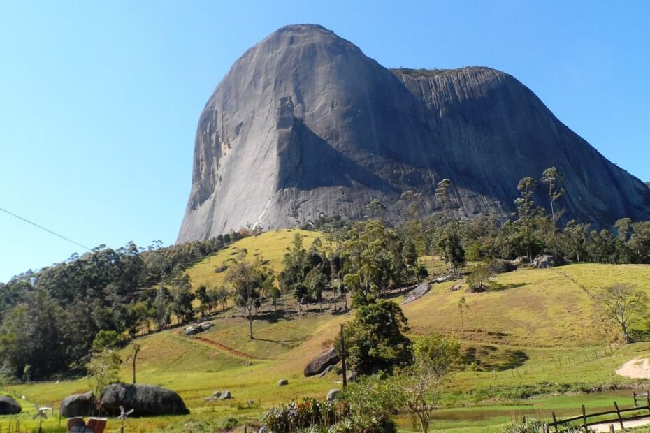 Pedra Azul acima de pastagens com cercas e árvores na zona rural de Domingos Martins, nas montanhas capixabas (ES)
