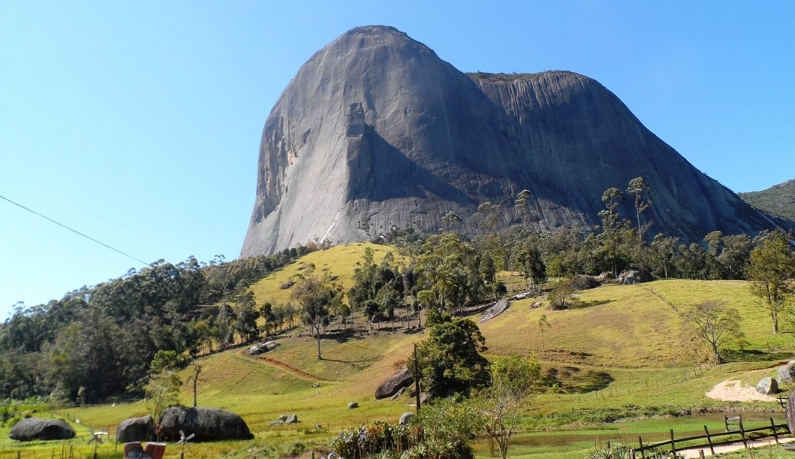 Pedra Azul acima de pastagens com cercas e árvores na zona rural de Domingos Martins, nas montanhas capixabas (ES)