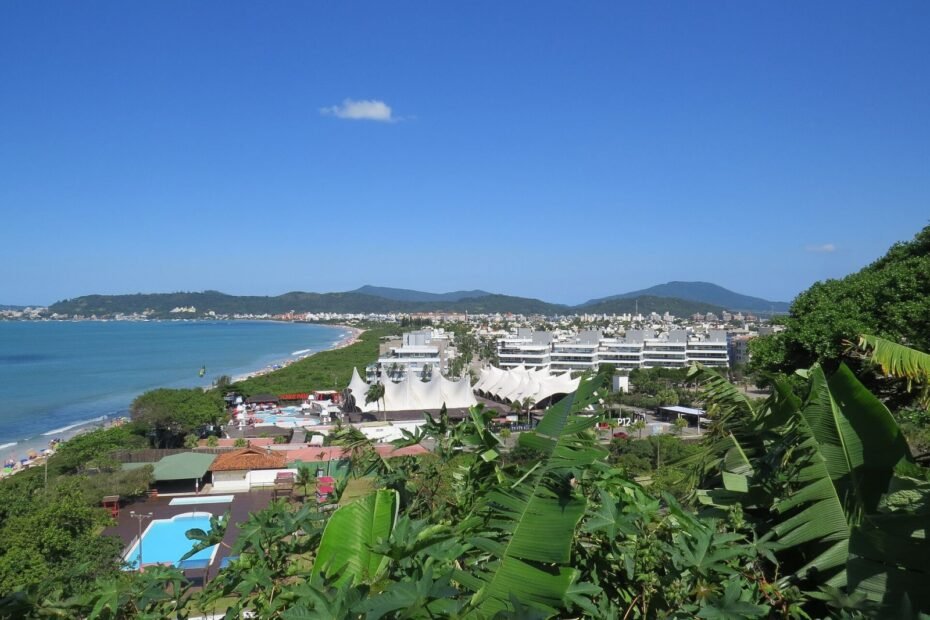 Vista do alto do bairro e da praia de Jurerê Internacional, no norte da ilha, em Florianópolis (SC)
