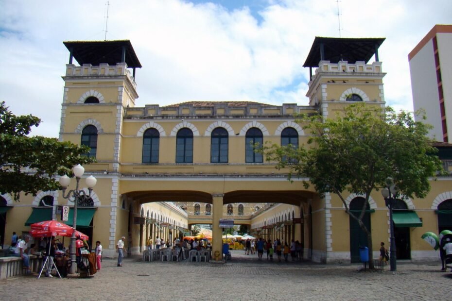 Fachada amarela do Mercado Público de Florianópolis (SC), com suas duas torres e o vão central