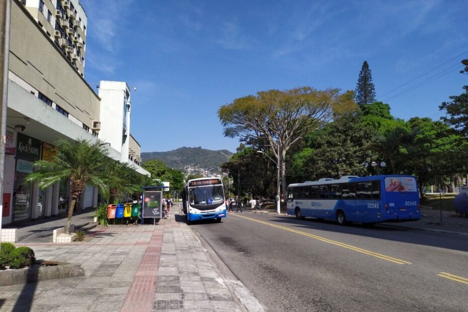 Ônibus do transporte coletivo circulando pela Rua Lauro Linhares, no bairro Trindade, em Florianópolis (SC)