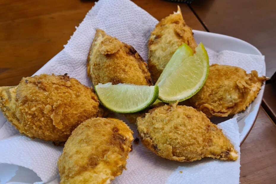 Porção de petiscos fritos empanados com fatias de limão, servida no Mercado Público de Florianópolis (SC)