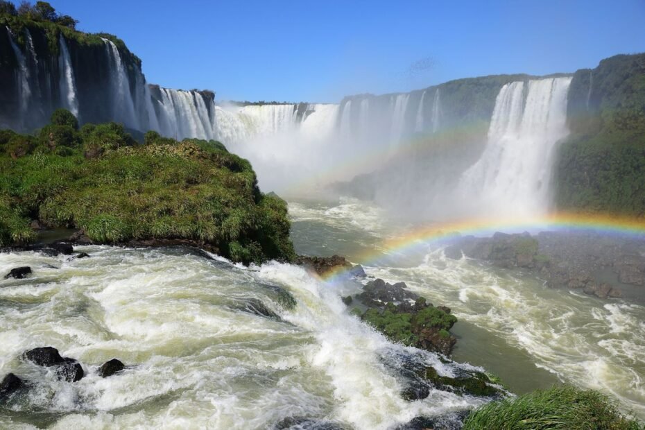 Quedas das Cataratas do Iguaçu com arco-íris sobre o rio, vistas do lado brasileiro em Foz do Iguaçu (PR)