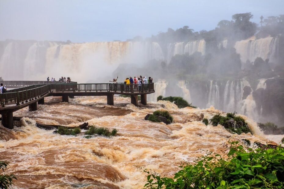 Passarela sobre o rio Iguaçu cheio e barrento diante das cataratas, no lado brasileiro em Foz do Iguaçu