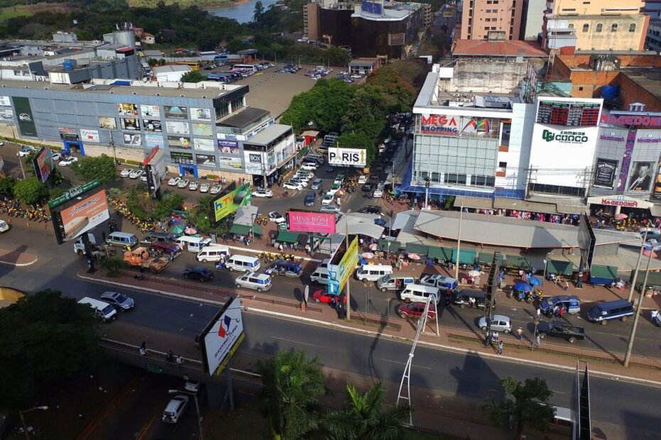 Vista aérea de shoppings e barracas no centro de Ciudad del Este (Paraguai), vizinha a Foz do Iguaçu
