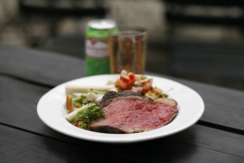 Prato de picanha grelhada com salada e vinagrete, corte clássico das churrascarias brasileiras, como as de Foz do Iguaçu