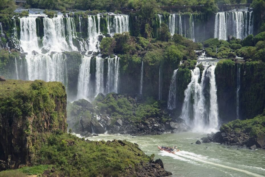 Barco do Macuco Safari no rio Iguaçu diante das quedas das Cataratas, em Foz do Iguaçu (PR)