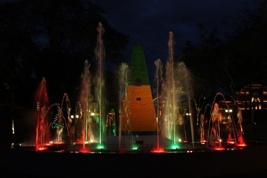Show de luzes no chafariz colorido do Marco das Três Fronteiras à noite, em Foz do Iguaçu (PR)