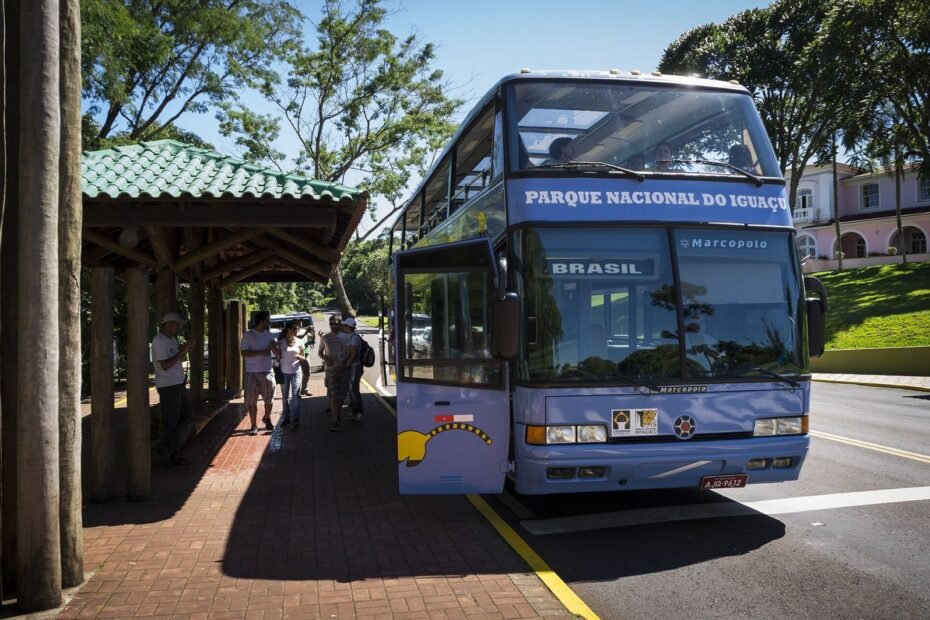 Ônibus de dois andares do Parque Nacional do Iguaçu parado em ponto de embarque, em Foz do Iguaçu (PR)