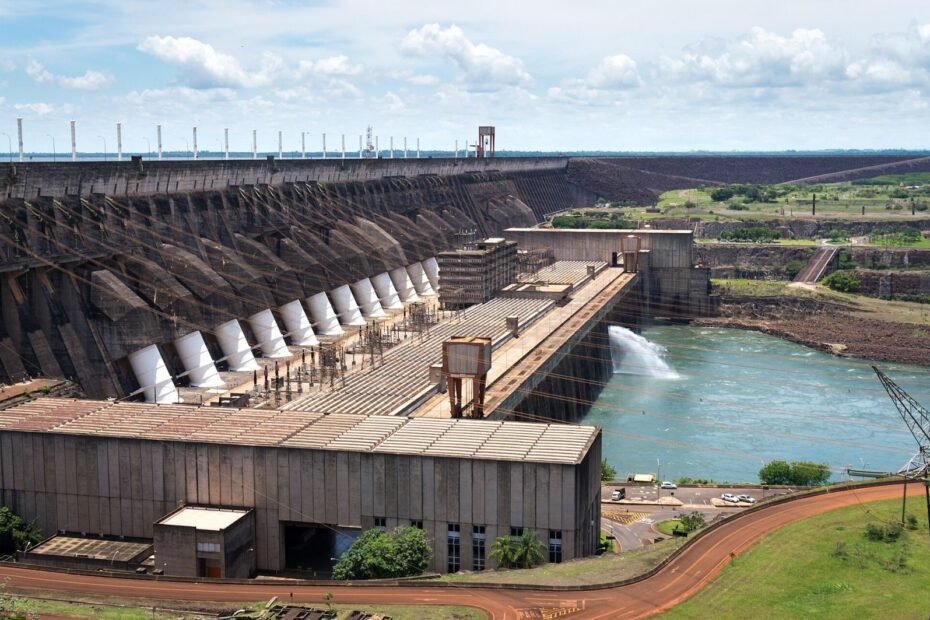 Barragem e casa de força da Usina Hidrelétrica de Itaipu, no rio Paraná, em Foz do Iguaçu (PR)