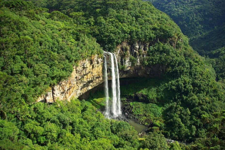 Cascata do Caracol caindo entre paredões cobertos de mata no Parque do Caracol, em Canela, vizinha de Gramado (RS)