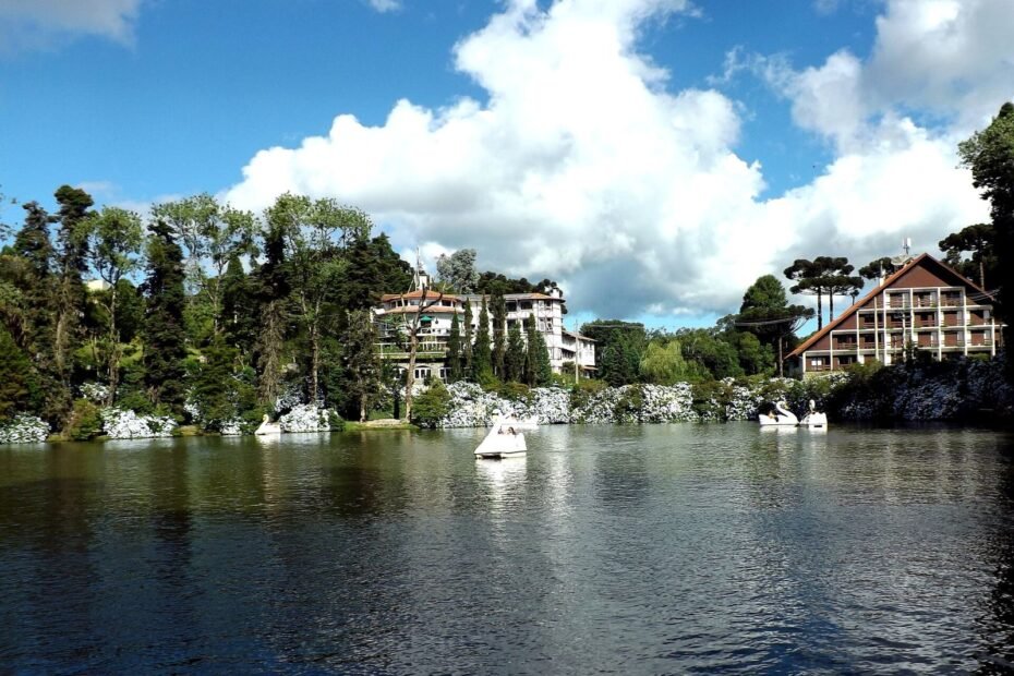 Pedalinhos em forma de cisne no Lago Negro, com hortênsias floridas e hotéis entre a mata, em Gramado (RS)