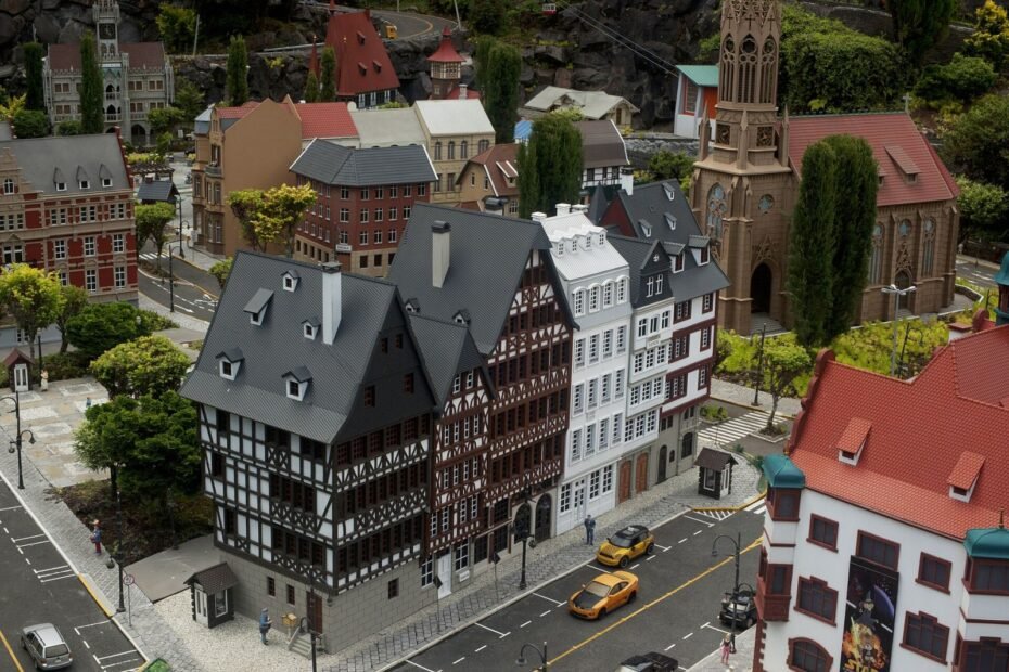 Miniaturas de casas enxaimel, igreja e ruas com carrinhos no parque Mini Mundo, em Gramado (RS)