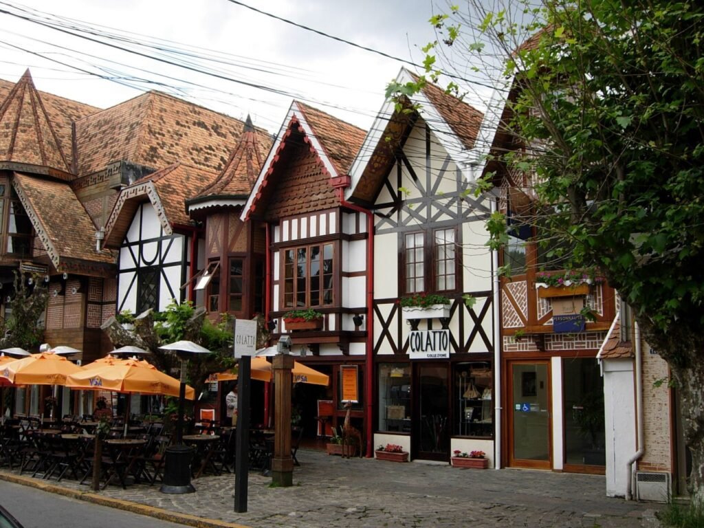 Casas em estilo enxaimel com lojas e mesas de café na Rua Djalma Forjaz, no Capivari, em Campos do Jordão
