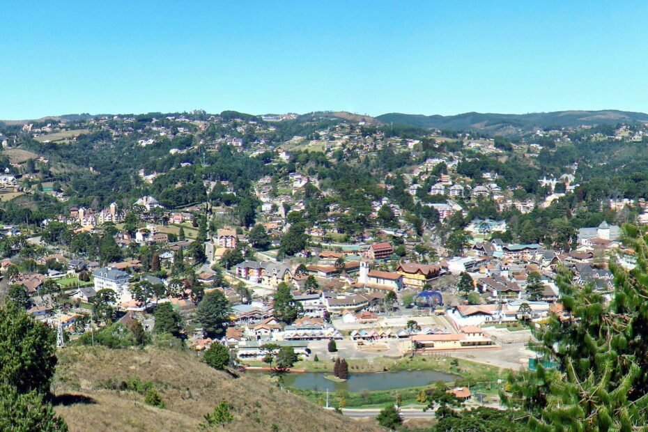 Vista do alto do Capivari, com o lago do Parque Capivari e casas nos morros de Campos do Jordão (SP)