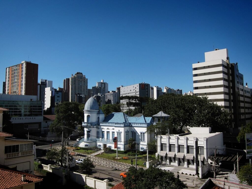 Casarão branco com cúpula entre prédios residenciais e comerciais no bairro Batel, em Curitiba