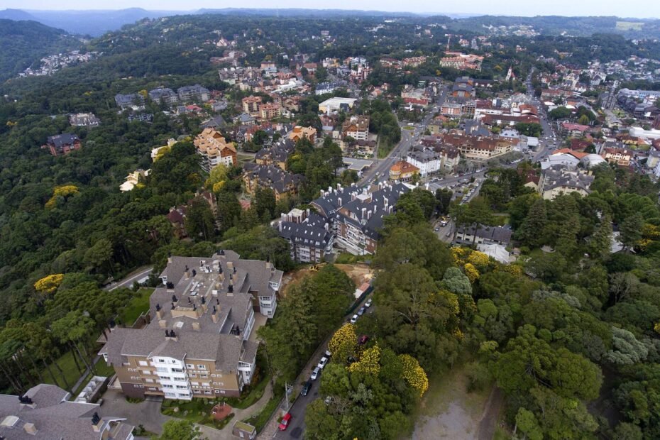 Vista aérea de Gramado com prédios em estilo europeu cercados de mata na Serra Gaúcha (RS)