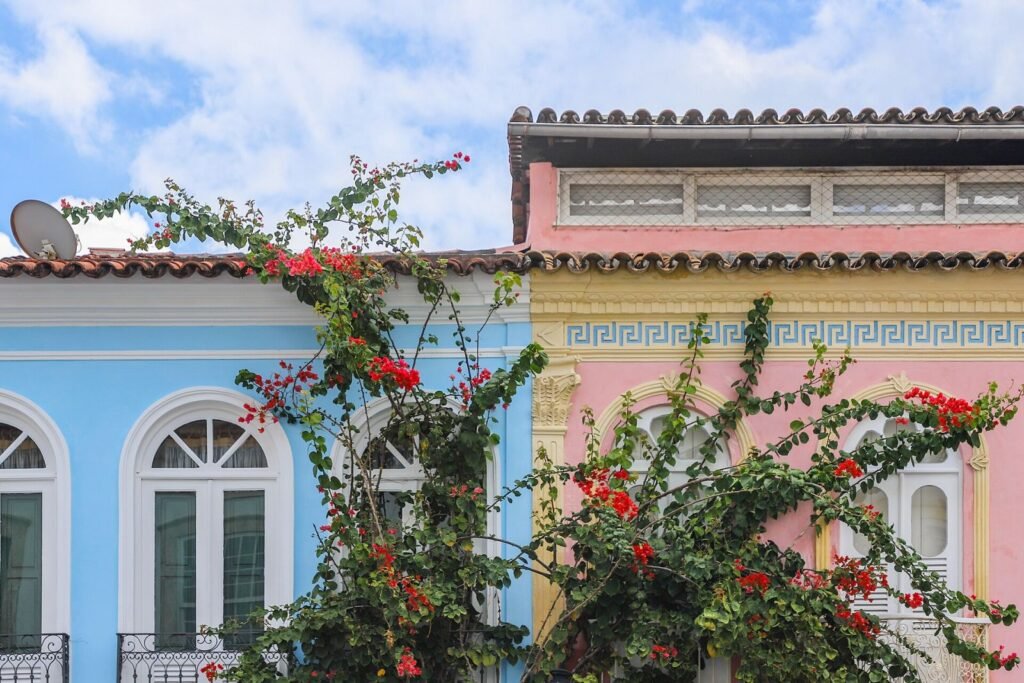 Casarões coloridos com buganvílias na Rua do Carmo, em Santo Antônio Além do Carmo, Salvador