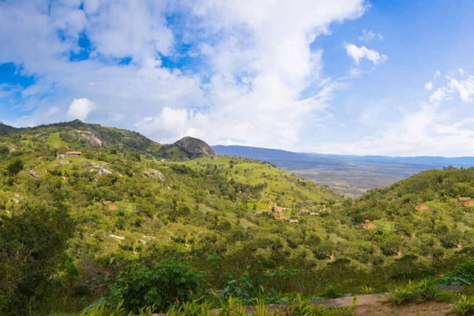 Morros verdes e vale sob céu azul com nuvens na Serra Negra, em Bezerros, no Agreste de Pernambuco