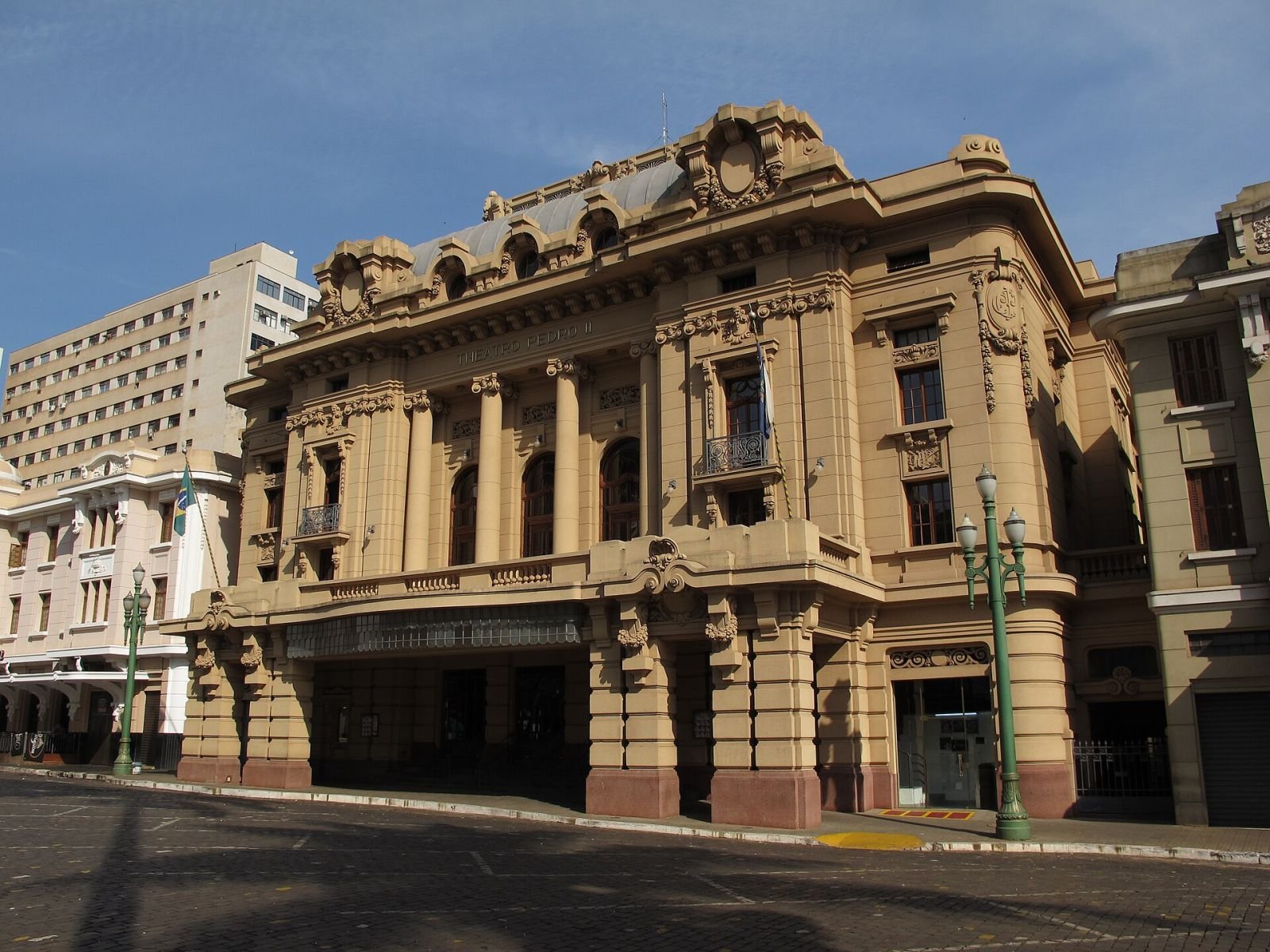 Fachada eclética do Theatro Pedro II sob céu azul, no centro histórico de Ribeirão Preto (SP)