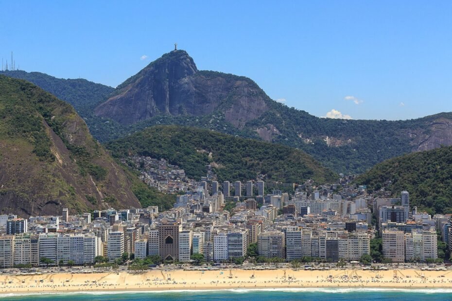 Prédios à beira-mar de Copacabana com o Corcovado e o Cristo Redentor ao fundo, no Rio de Janeiro