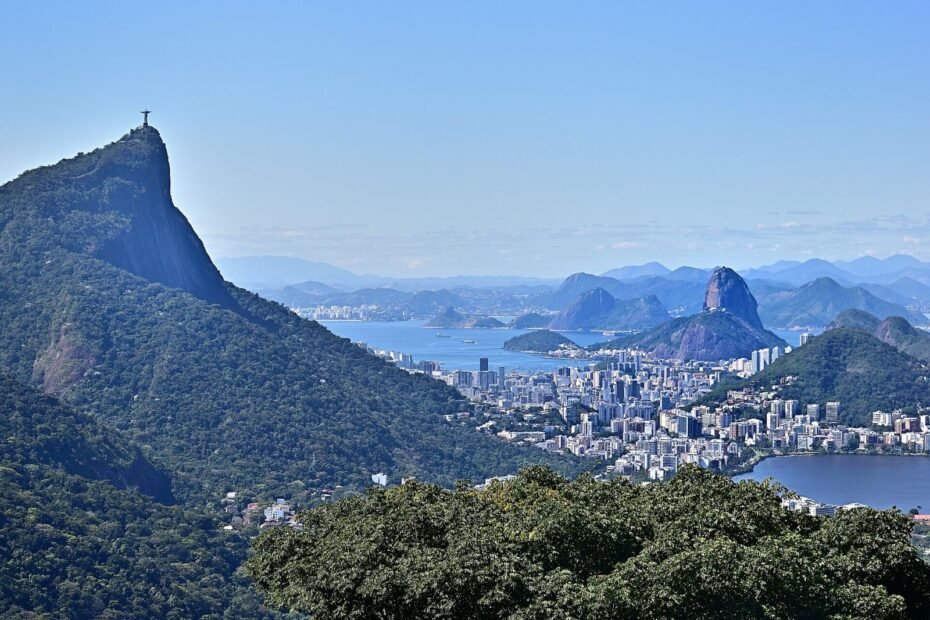 Corcovado com o Cristo Redentor, Lagoa Rodrigo de Freitas e Pão de Açúcar ao fundo, no Rio de Janeiro
