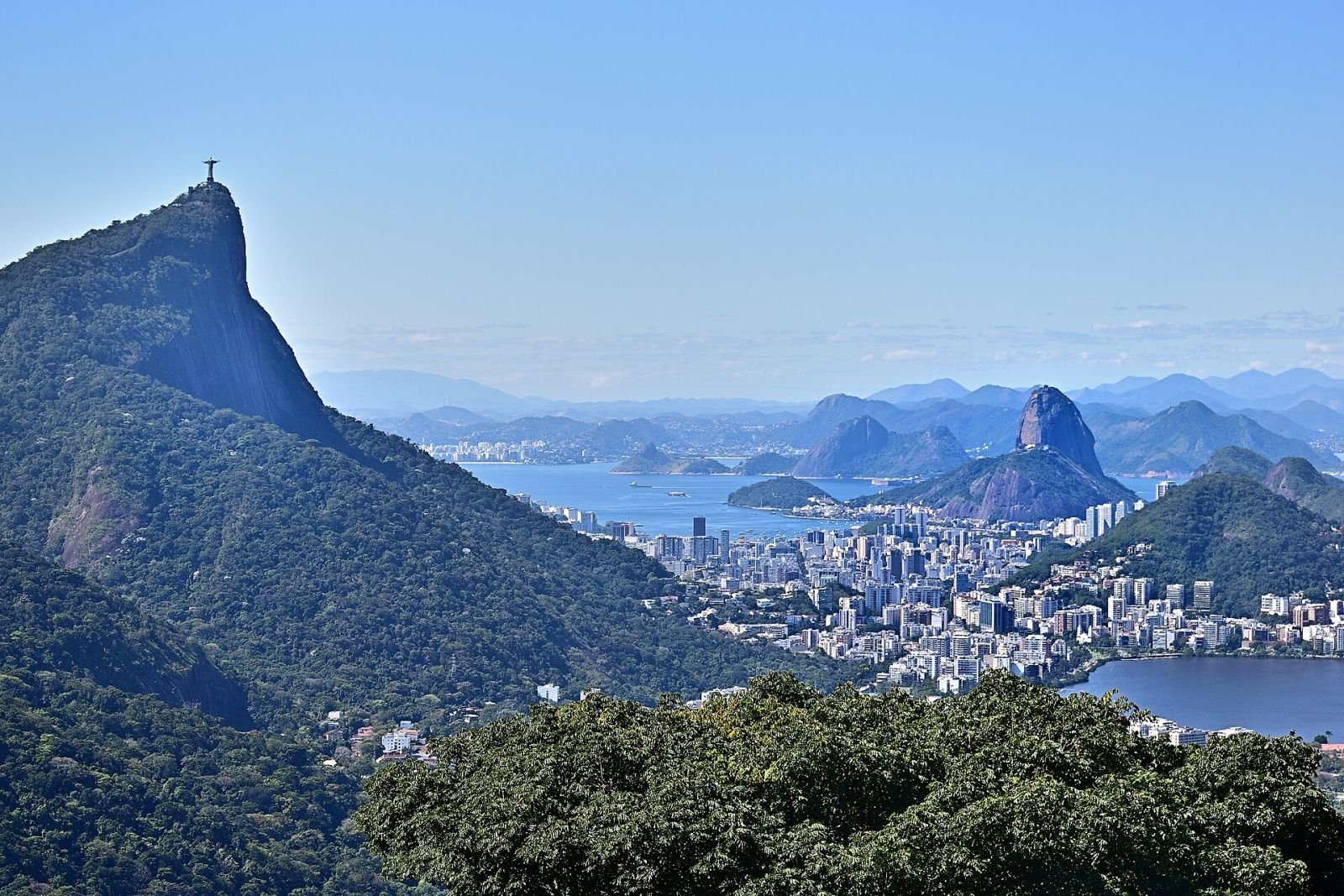 Corcovado com o Cristo Redentor, Lagoa Rodrigo de Freitas e Pão de Açúcar ao fundo, no Rio de Janeiro