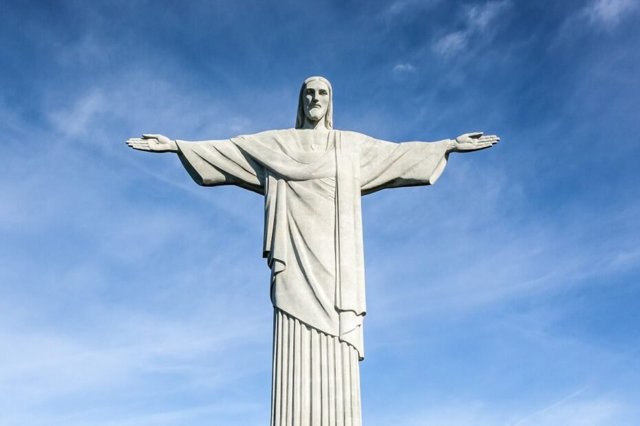 Estátua do Cristo Redentor de braços abertos contra o céu azul, no alto do Corcovado, Rio de Janeiro