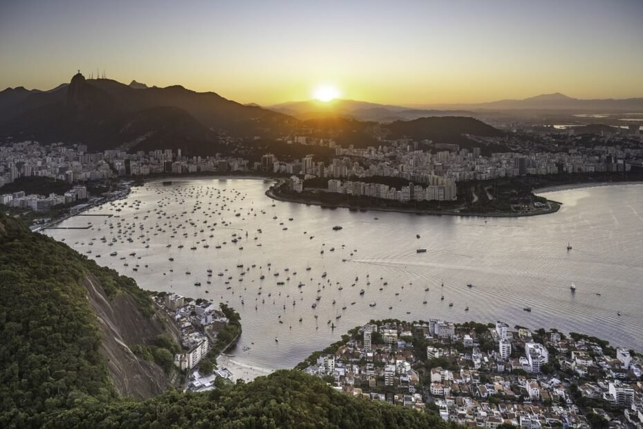 Pôr do sol sobre a Enseada de Botafogo e o Corcovado, visto do Pão de Açúcar, no Rio de Janeiro