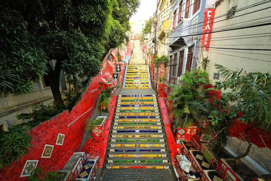 Escadaria Selarón coberta de azulejos coloridos, entre a Lapa e Santa Teresa, no Rio de Janeiro