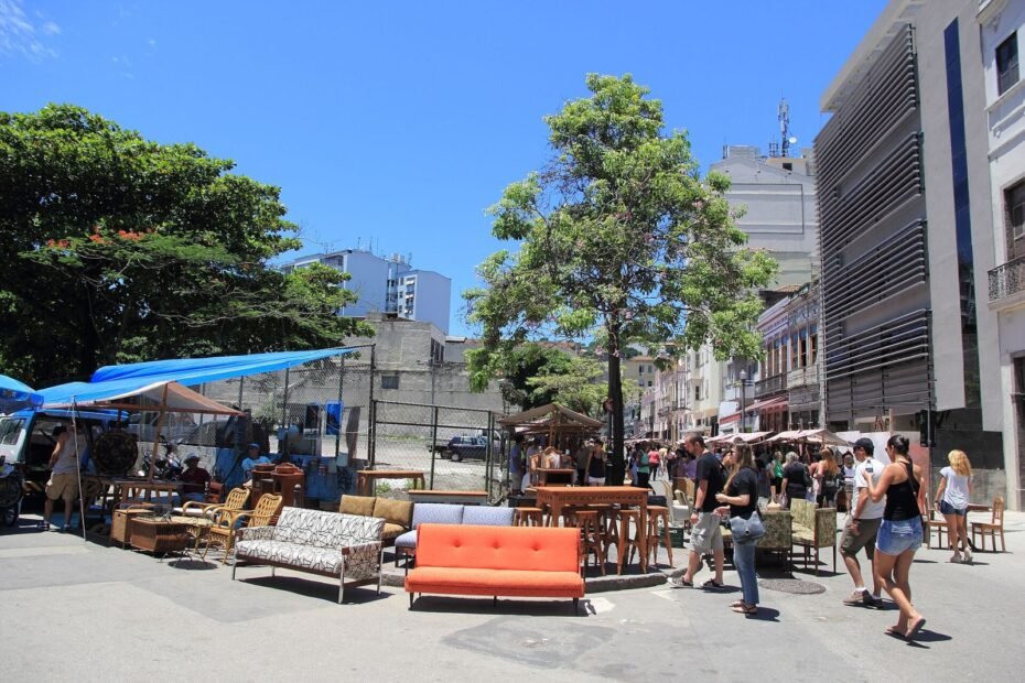 Móveis e objetos antigos à venda na Feira Rio Antigo, na Rua do Lavradio, centro do Rio de Janeiro