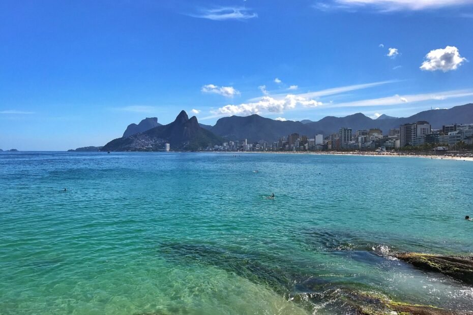 Mar azul-turquesa do Arpoador com as praias de Ipanema e Leblon e o Morro Dois Irmãos, Rio de Janeiro