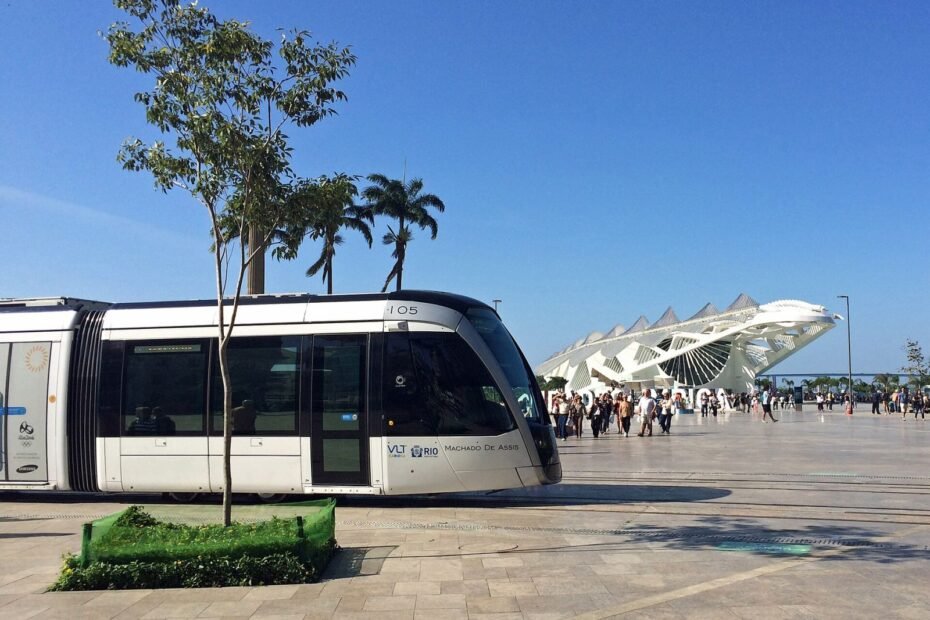 VLT Carioca na Praça Mauá, com o Museu do Amanhã ao fundo, no centro do Rio de Janeiro