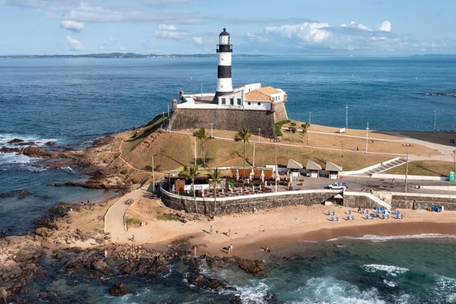 Vista aérea do Forte de Santo Antônio da Barra e do Farol da Barra, à beira-mar em Salvador (BA)