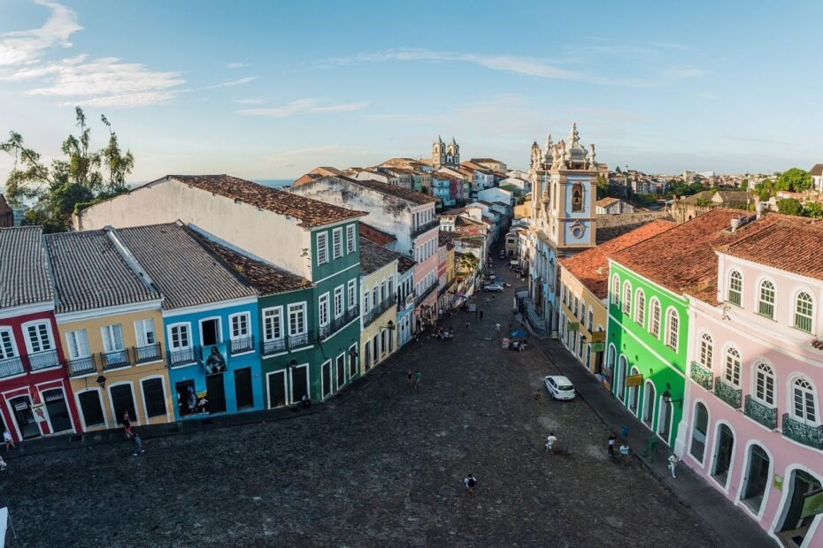 Casarões coloniais coloridos e rua de paralelepípedos no Pelourinho, Centro Histórico de Salvador (BA)