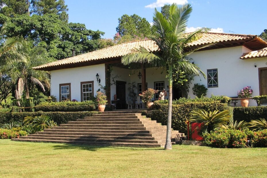 Casa-sede colonial da Fazenda Capoava, com escadaria, palmeira e jardins, em Itu, no interior de São Paulo